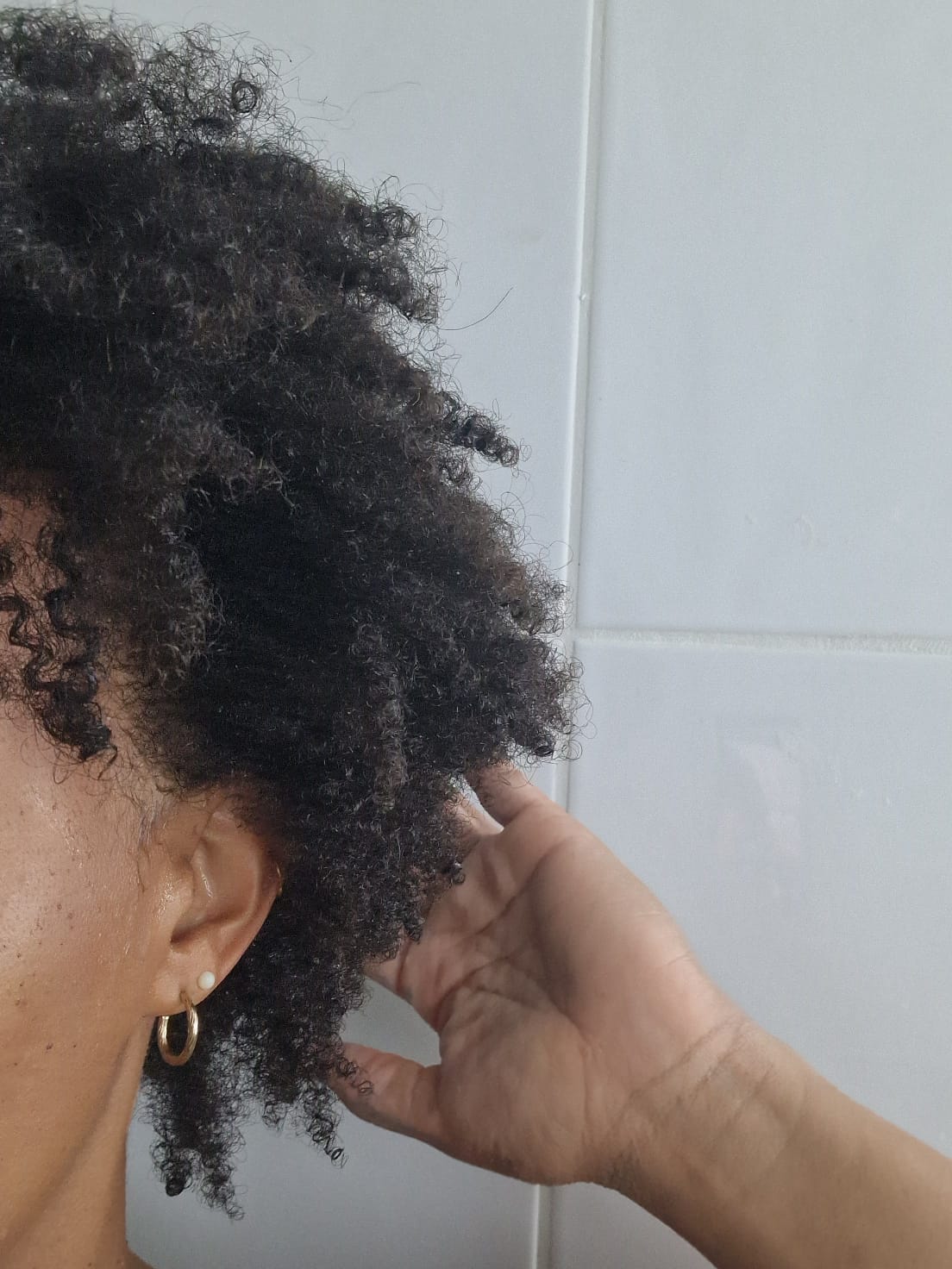 Zoom sur les cheveux crepus et frises de Sarah