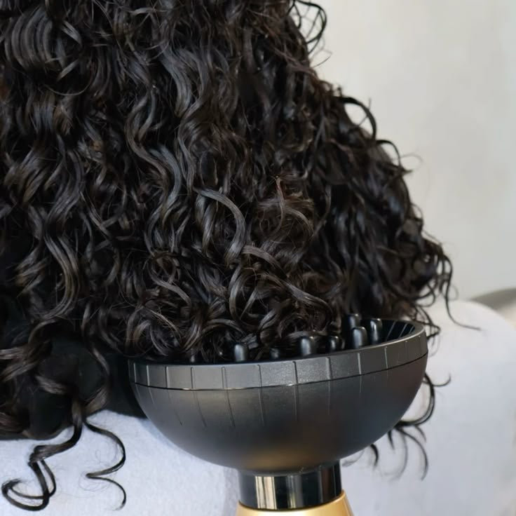 Zoom sur la texture des cheveux boucles d'Andrea
