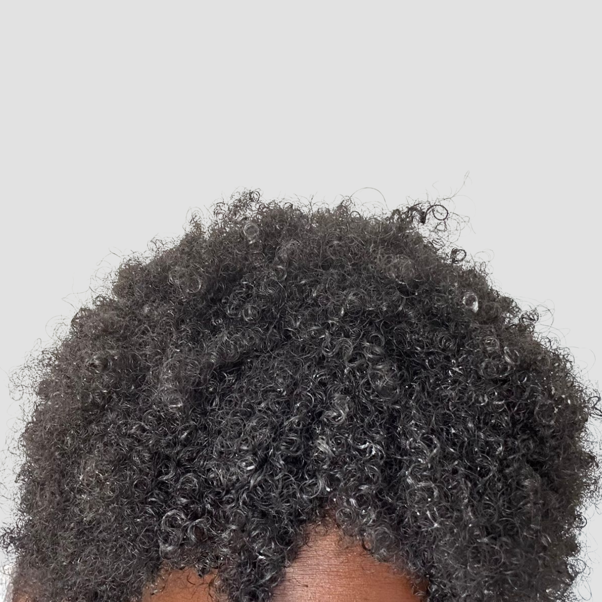 Zoom sur la texture des cheveux crépus de Laurane