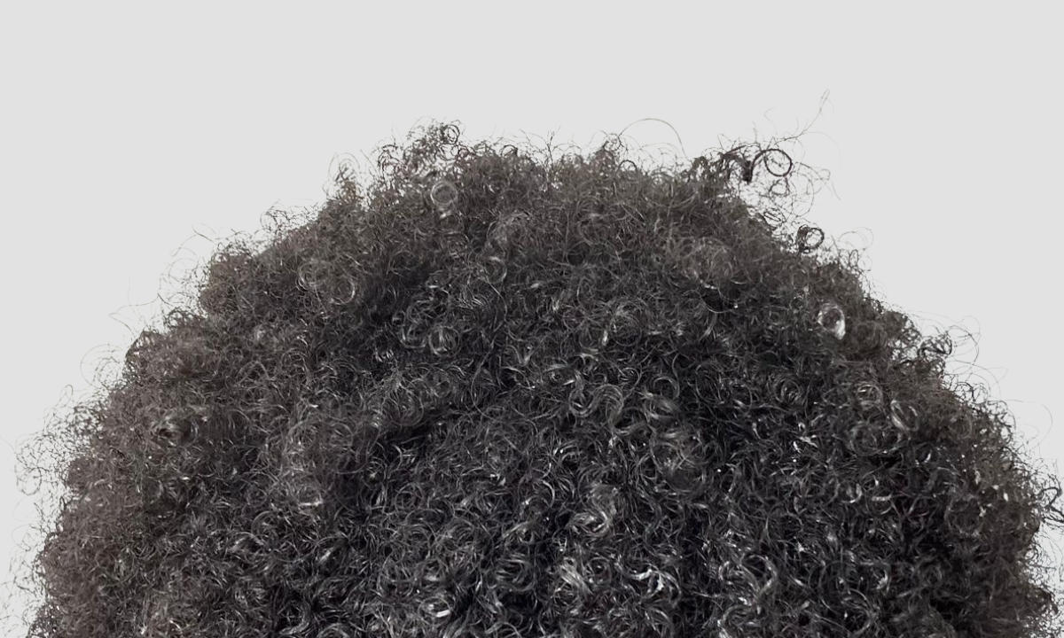 Zoom sur la texture des cheveux crépus de Laurane