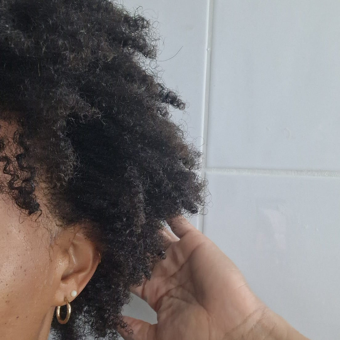 Zoom sur les cheveux crepus et frises de Sarah