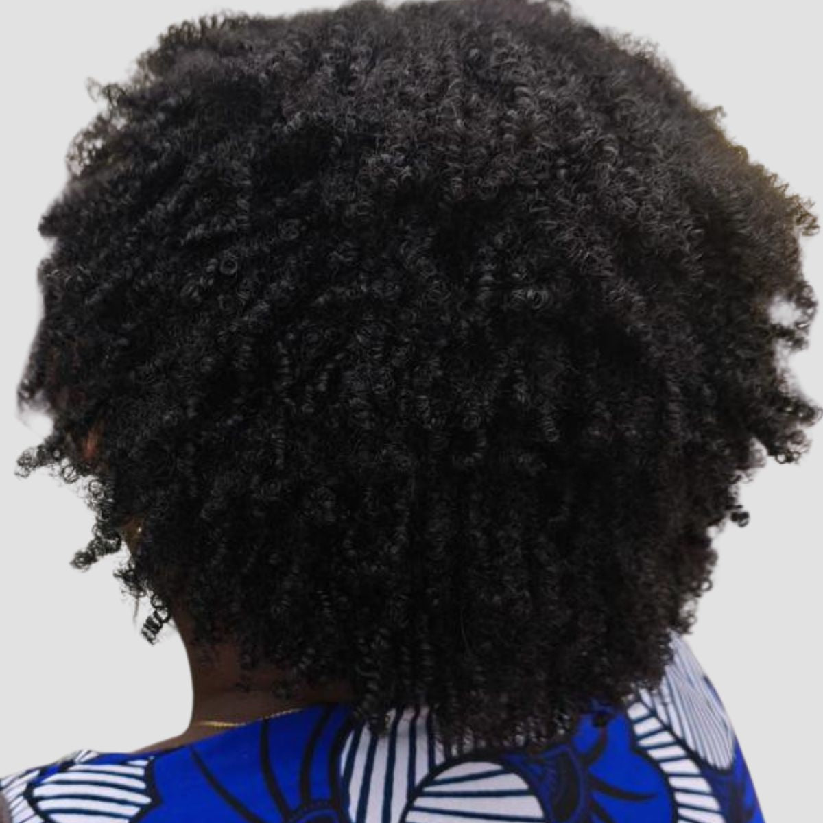 Zoom sur la texture des cheveux crepus naturels de Selene
