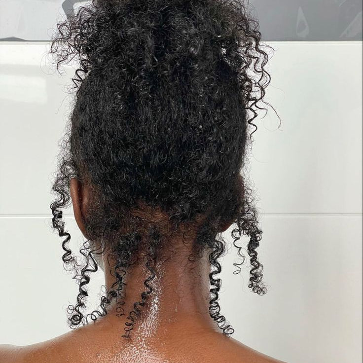 Focus sur la nature frisee des cheveux de Michoune