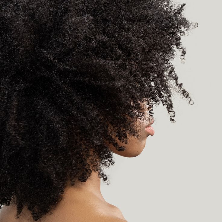 Zoom sur les cheveux crepus et poreux de Naiza