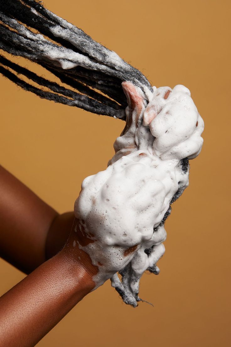 Shampoing, etape 2 d'une routine capillaire