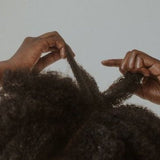 Gros plan sur cheveux crépus naturels mettant en avant la texture
