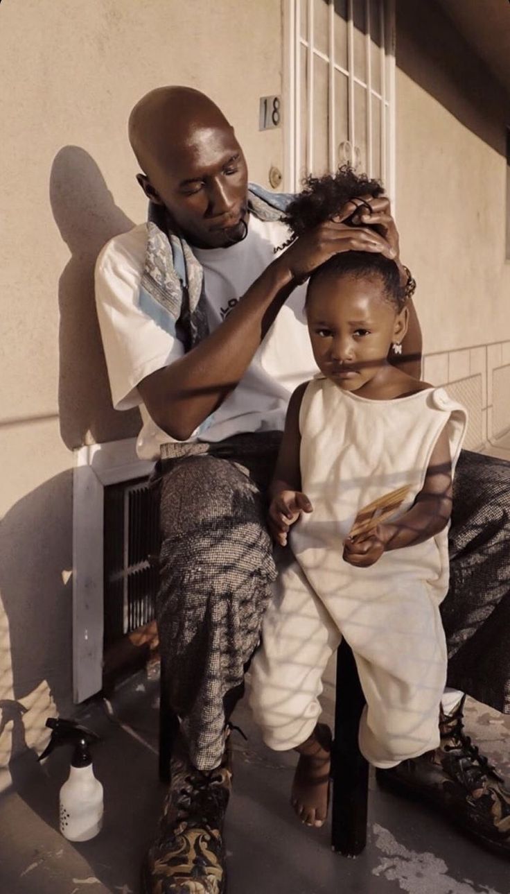 Un père coiffant sa fille