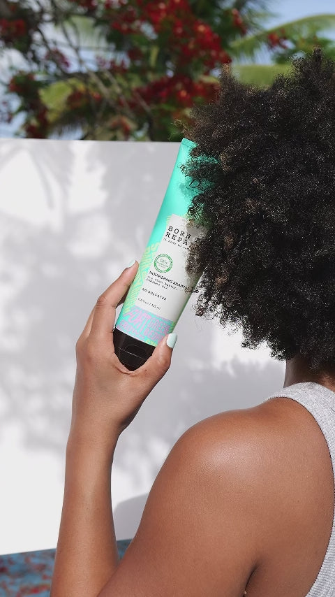 Gros plan cheveux crepus de Lauren avec un des shampoings qu'elle utilise